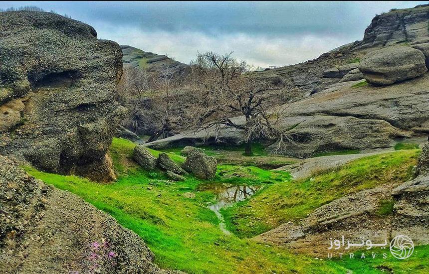 طبیعت روستای «خادر» مشهد که دره‌ای سرسبز است و نهر آبی، جاری در آن. 